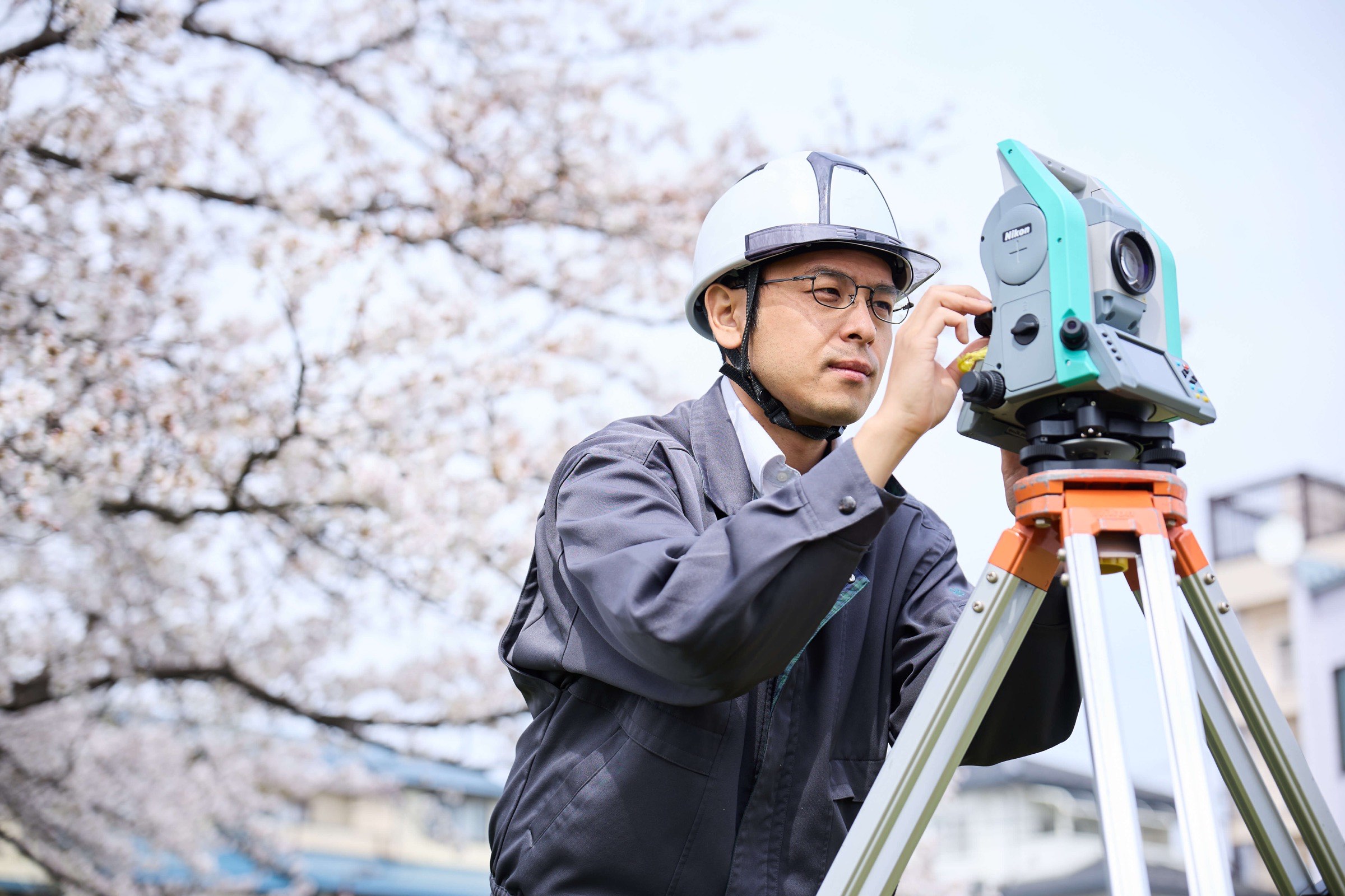 測量機器を用いた現場での測量業務